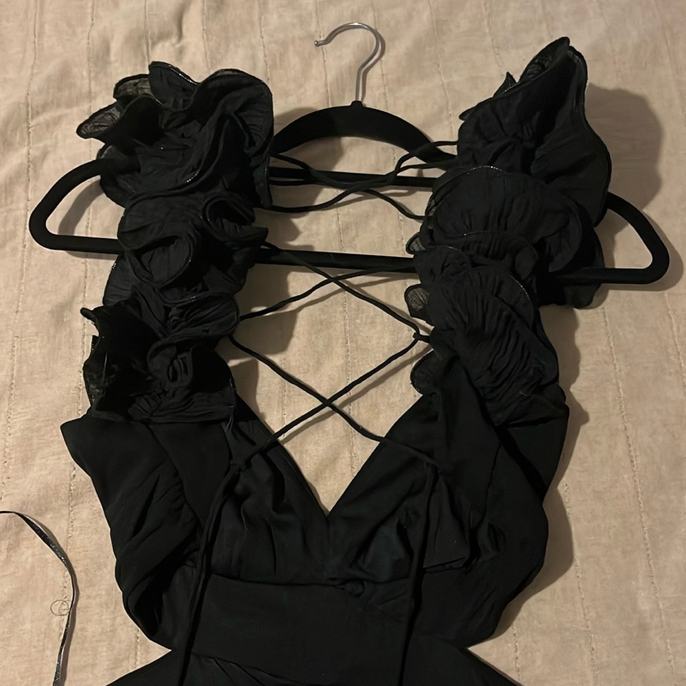 MARIELLY JUMPSUIT - TIE BACK JUMPSUIT WITH RUFFLE DETAIL SLEEVE IN BLACK